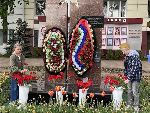 Возложения цветов к памятному знаку в честь майора Ф. С. Дзгоева