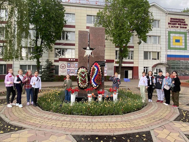 Возложения цветов к памятному знаку в честь майора Ф. С. Дзгоева.
